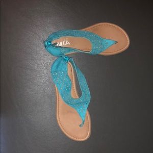 Super cute teal blue thong sandal